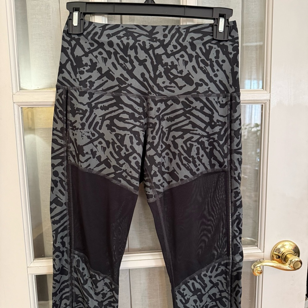 Like New - Lululemon Black and Gray Patterned Mesh Leggings Size 6